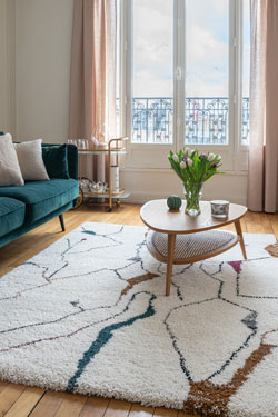 Fragmance violet tapis graphique sur fond écru 135x190 cm