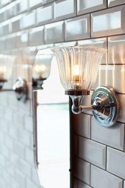 Applique en chrome et verre cannelé forme vase pour salle de bain Austen 3