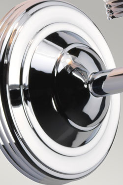 Applique en chrome et verre cannelé forme vase pour salle de bain Austen 3