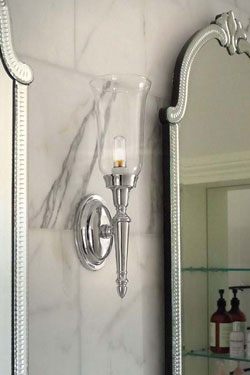 Applique murale chromée salle de bain flambeau lisse et verre transparent Dryden 2