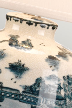 Lampe de table bleue en porcelaine forme amphore