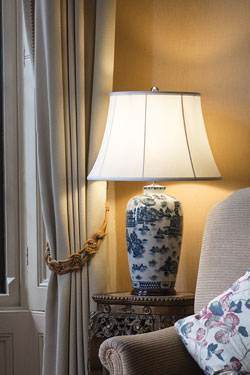 Lampe de table en porcelaine chinoise motifs floraux bleus