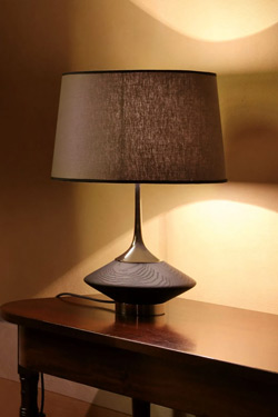 Lampe de table en chêne noir Vuvu wood