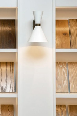 Small white diabolo-shaped wall light Diva