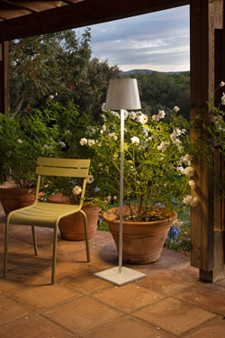 Toc1500 White Wireless Outdoor Floor Lamp