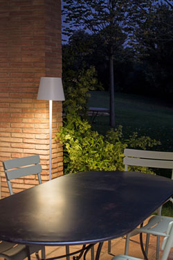 Toc1500 White Wireless Outdoor Floor Lamp