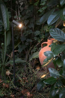 Black outdoor beacon with cylindrical spot on large pointed stem Seth 
