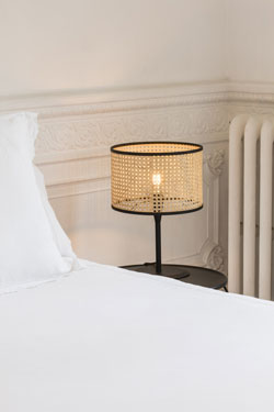 Lampe de table noire et rotin naturel Mambo