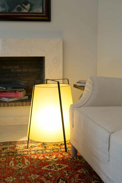 Lampe à poser lanterne acier et papyrus noire et beige