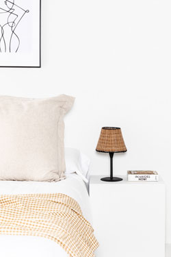 Petite lampe de table en rotin Sumba