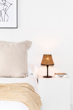 Petite lampe de table en rotin Sumba