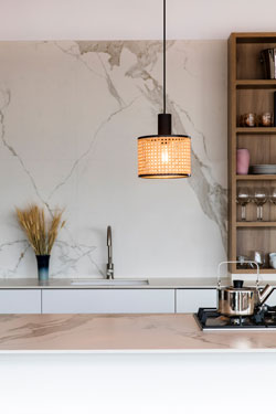 Petite suspension en rotin naturel Mambo