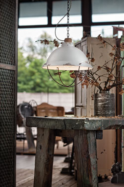 Industrial pendant lamp in white ceramic