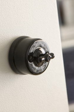 Garby interrupteur porcelaine noire rotatif en applique va et vient
