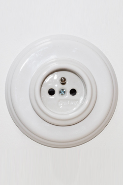 Prise électrique avec terre en porcelaine blanche Garby Colonial