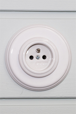 Prise électrique avec terre en porcelaine blanche Garby Colonial - Interrupteurs by Fontini