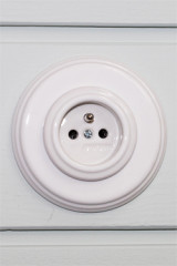 Prise électrique avec terre en porcelaine blanche Garby Colonial - Interrupteurs by Fontini