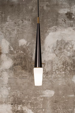 Suspension en métal contemporaine noire et dorée Bacon - Suspension by Gau Lighting