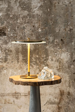 Retro table lamp in satin brass Johnson