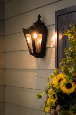 Small outdoor wall light in black cast iron Traditional