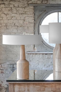 Anna belle lampe en chêne massif et abat-jour blanc
