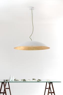 Onda suspension dôme blanc et feuille d'or - Suspension by Hind Rabii