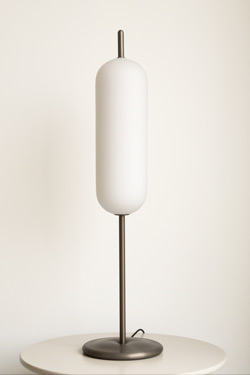 Lampe de table forme jonc stylisé en aluminium et verre Do - Lampe de table by Hisle