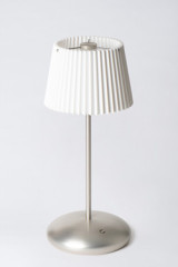 Lampe sans fil finition argent et abat-jour plissé Arturo - Lampe sans fil by Hisle