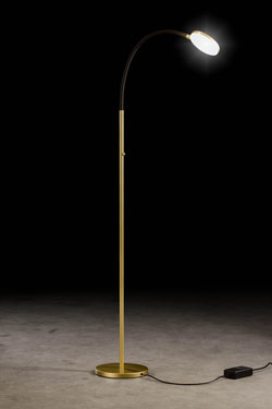 Flex liseuse en métal doré et bras flexible en tissu noir - Lampadaire by Holtkötter