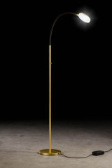Flex liseuse en métal doré et bras flexible en tissu noir - Lampadaire by Holtkötter