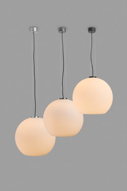 Golyo suspension boule de verre opale blanc mat et métal noir 
