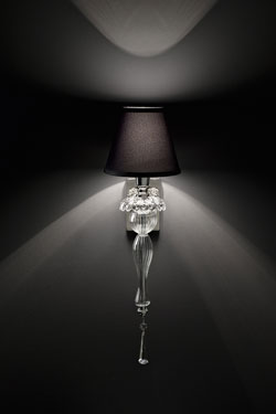 Applique en cristal sculpté transparent et abat-jour noir - Applique by Italamp