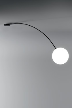Grand plafonnier déporté tige noire et boule de verre soufflé Filo - Plafonnier by Italamp