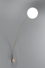 Grande applique minimaliste tige dorée et boule blanche Filo - Applique by Italamp