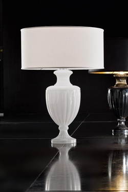 Lampe de table blanche en cristal sculpté et abat-jour cylindrique  - Lampe de table by Italamp
