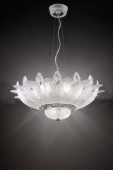 Lustre en feuilles de verre blanc satiné et couronne en nickel poli - Lustre by Italamp