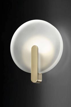 Sinua round wall lamp in white satin glass and gold metal - Wall lights by Italamp
