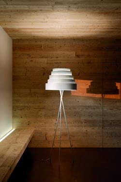 White floor lamp in honeycomb fabric Babel