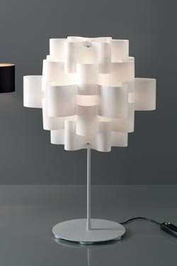 Lampe blanche en fleurs de tissu superposées Sun - Lampe de table by Karboxx