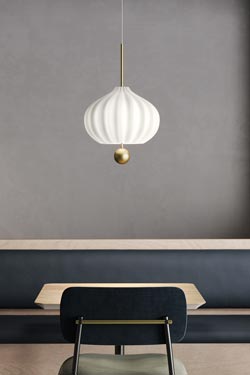 Lilli suspension fleur de lys opale blanche et dorée