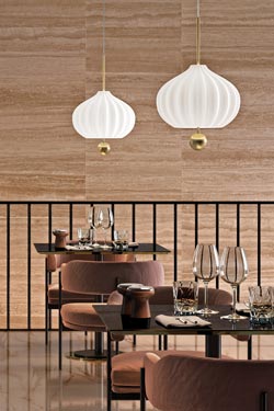 Lilli suspension fleur de lys opale blanche et dorée