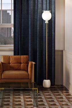 Opyo lampadaire en verre soufflé opale blanc et métal doré