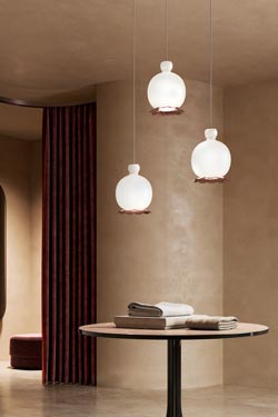 Opyo pendant lamp in opal blown glass and gold metal