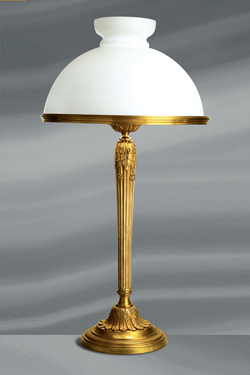 Grande lampe de style Louis XVI avec abat-jour en verre opale et bombé - Lampe de table by Lucien Gau