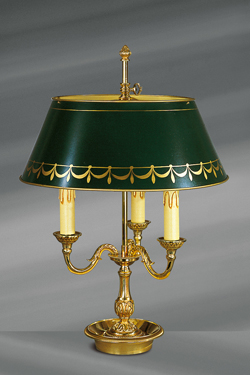 Lampe en bronze massif de style Louis XVI, trois lumières, avec abat-jour en bronze peint vert et doré - Lampe de table by Lucien Gau