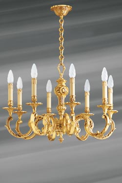 Lustre huit lumières Louis XV bronze vieil or feuilles et perles - Lustre by Lucien Gau