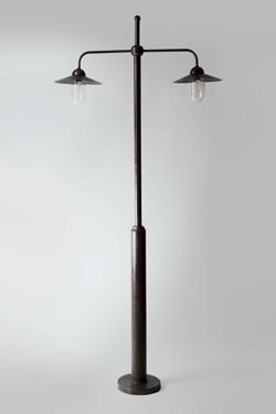 Outdoor floor lamp 19th century old brass Cour Cheverny - Exterior columns by Lum’Art