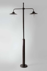 Outdoor floor lamp 19th century old brass Cour Cheverny - Exterior columns by Lum’Art