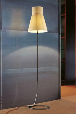 Lampadaire droit Audrey métal vernis noir et abat-jour soie plissée ivoire - Lampadaire by Luminara