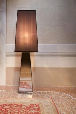 Lampadaire pyramide Narciso miroir biseauté et abat-jour taupe